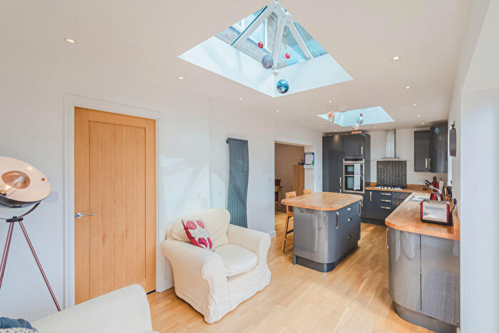 5 Bedroom Semi-Detached House For Sale In Sams Lane, Blunsdon, Swindon, SN26