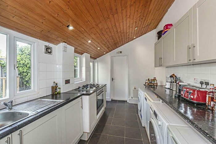 2 Bedroom Flat To Rent In Barrow Road, Streatham, SW16