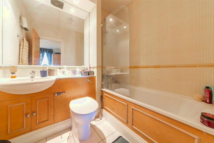 2 Bedroom Apartment To Rent In Lanark Square, Canary Wharf, London, E14