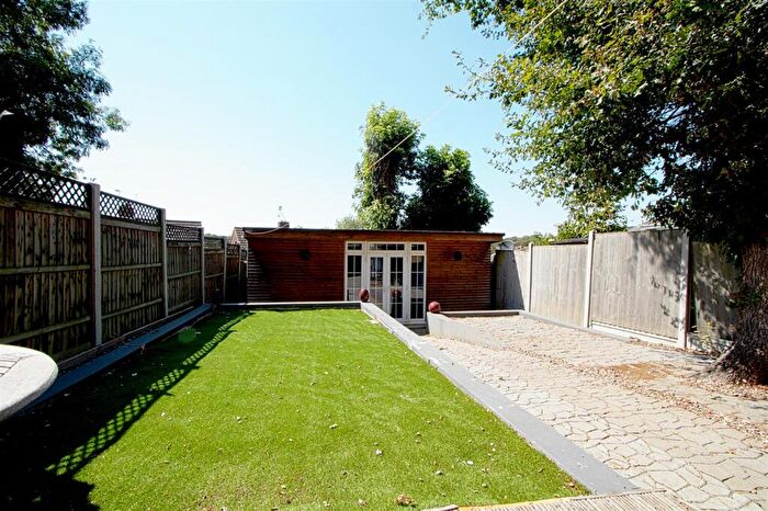 3 Bedroom Semi-Detached House For Sale In Gascoigne Way, Billericay, CM11