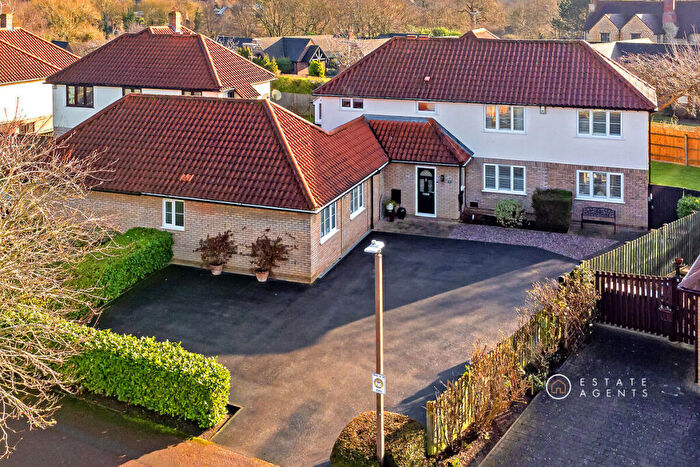 6 Bedroom Detached House For Sale In Linceslade Grove, Loughton, MK5