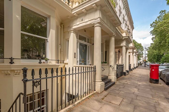 3 Bedroom Flat To Rent In St. Georges Square, London, SW1V