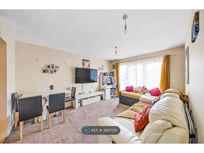 1 Bedroom Flat To Rent In Smoothfield Court, Hounslow, TW3