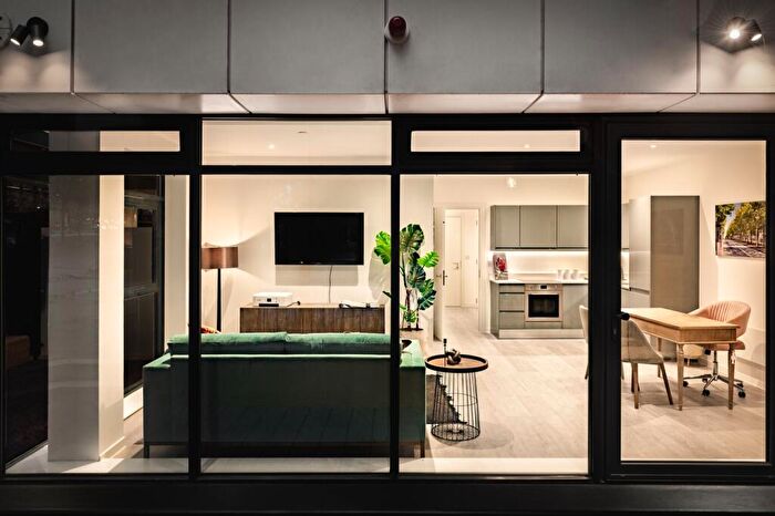 1 Bedroom Apartment For Sale In Midsummer Boulevard, Milton Keynes, MK9