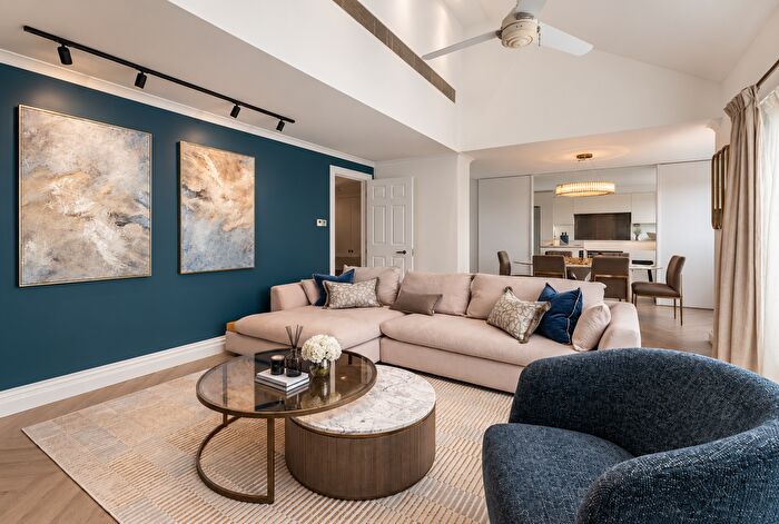 3 Bedroom Flat To Rent In Kensington High Street, London, W8