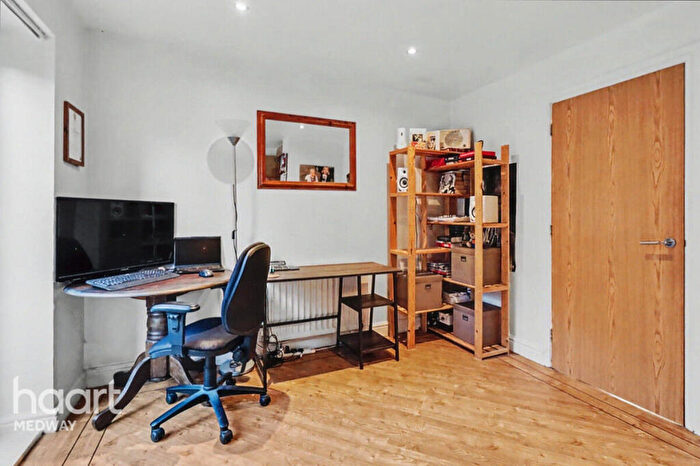 2 Bedroom Terraced House For Sale In Cliffe Road, Rochester, ME2