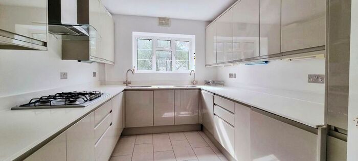 3 Bedroom Flat To Rent In Mulberry Close, Hendon, London, NW4