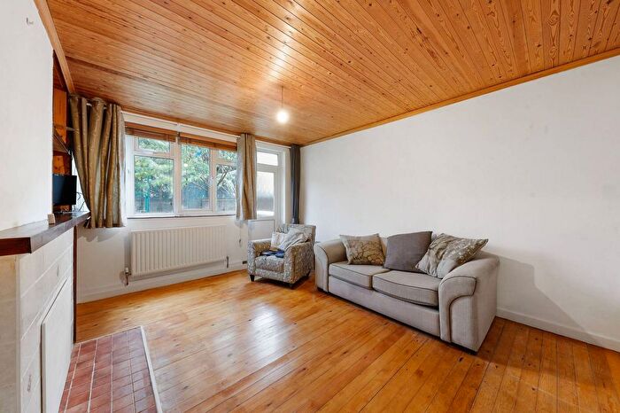 2 Bedroom Flat To Rent In Dorset Road, Oval, London, SW8