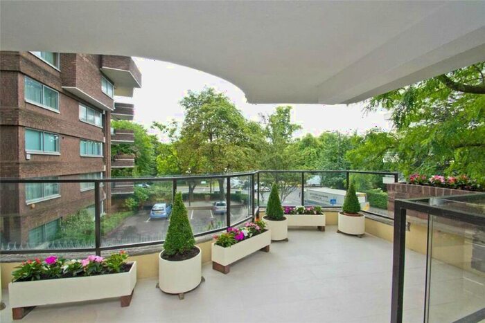 3 Bedroom Apartment To Rent In Avenue Road, St Johns Wood, London, NW8