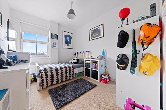 2 Bedroom Flat For Sale In Lewiston Close, Worcester Park, KT4