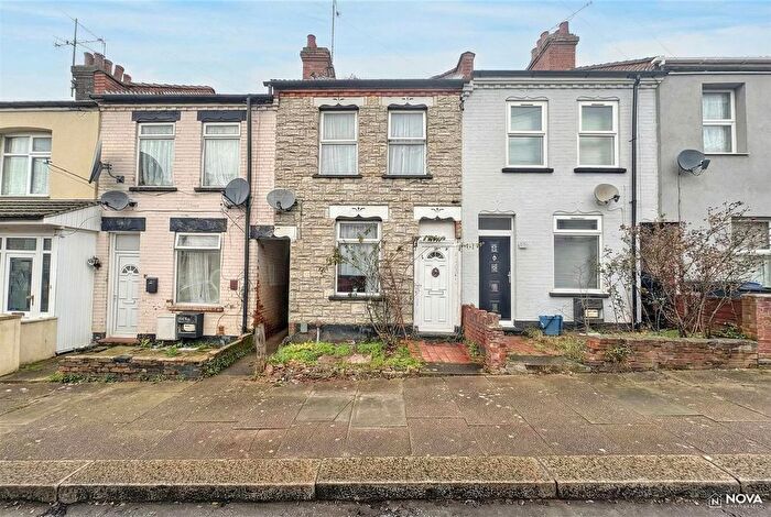 3 Bedroom Terraced House For Sale In Norman Road, Luton, LU3
