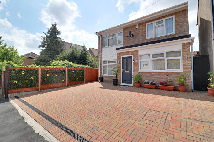 3 Bedroom Detached House For Sale In Erroll Road, Romford, RM1