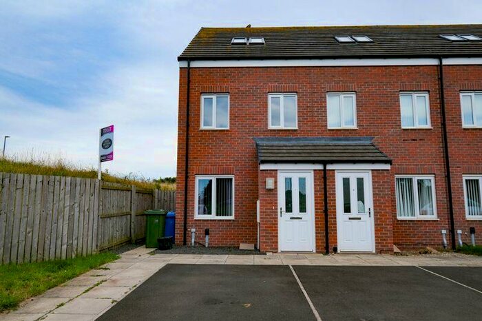 3 Bedroom Town House To Rent In Chillingham Court, Amble, NE65