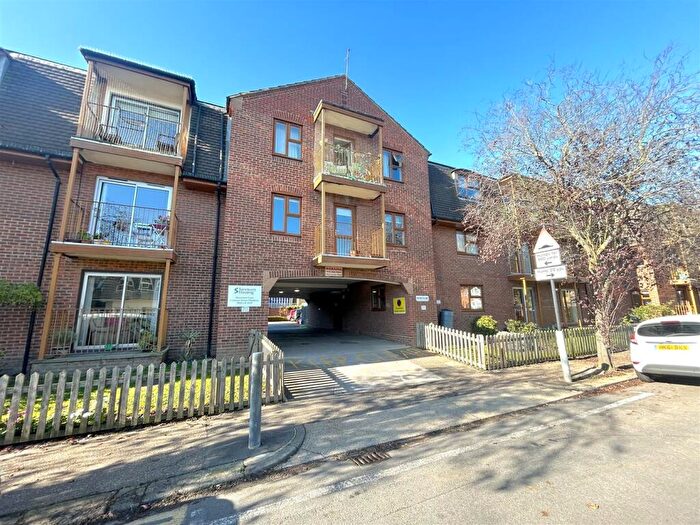 1 Bedroom Retirement Property For Sale In Porchester Court, Leigh On Sea, SS9