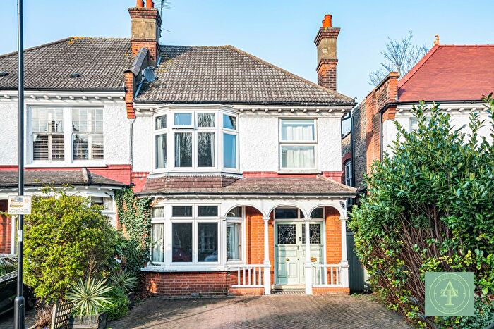4 Bedroom Semi Detached House For Sale In Fernleigh Road, Winchmore Hill, N21