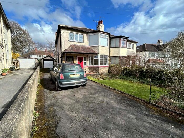 2 Bedroom Flat To Rent In Hollin Gardens, Weetwood, Leeds, LS16