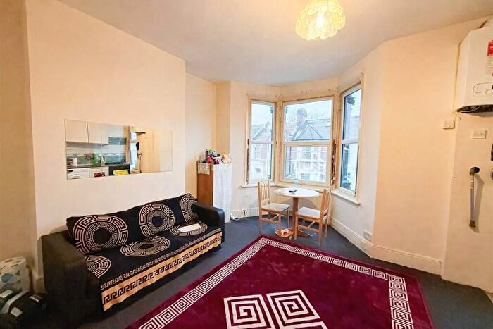 1 Bedroom Flat To Rent In Abbotsford Avenue, London, N15