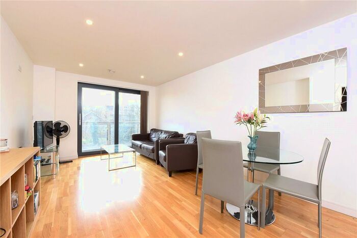 2 Bedroom Flat To Rent In College House, Putney Hill, London, SW15