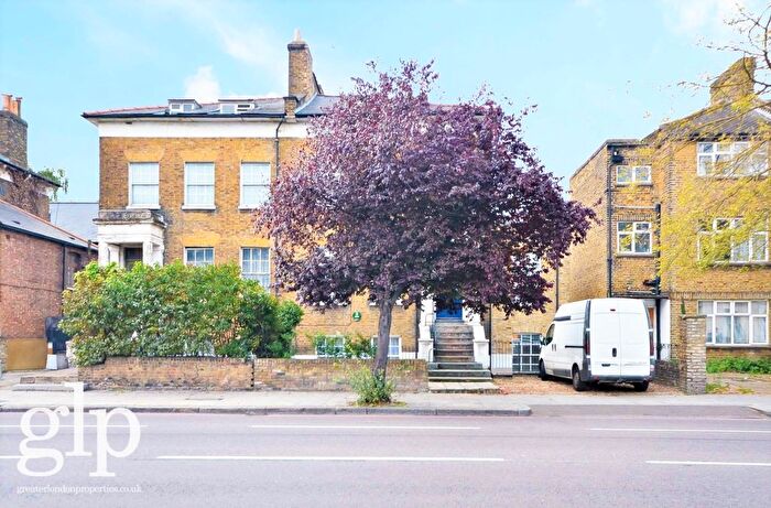 3 Bedroom Flat For Sale In Tollington Road, Holloway, N7