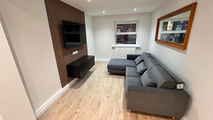 3 Bedroom Flat To Rent In Flat Headingley Rise, Welton Road, Leeds, LS6