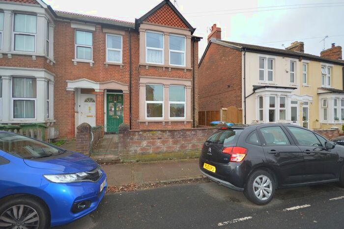 1 Bedroom Flat To Rent In Queens Park, Aylesbury, HP21