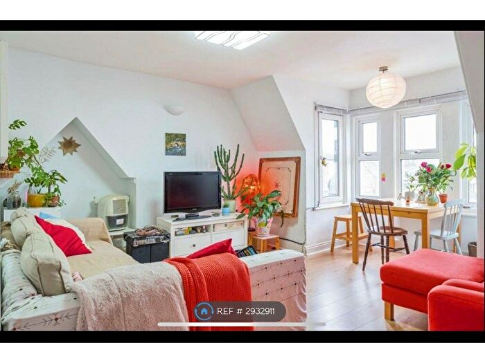 2 Bedroom Flat To Rent In Camberwell Road, London, SE5