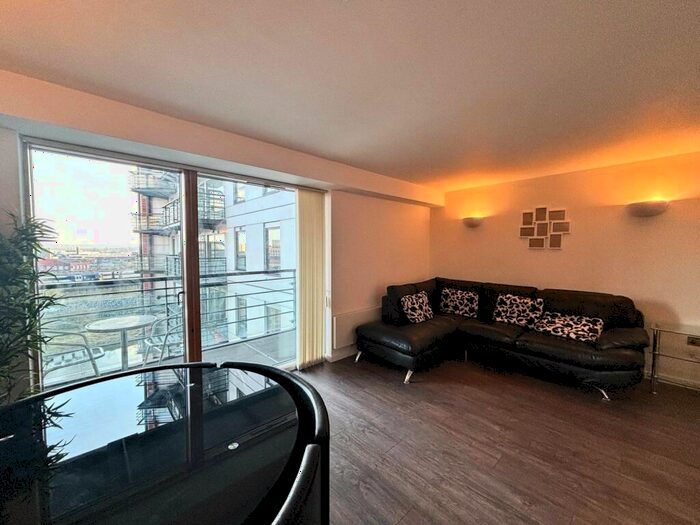 2 Bedroom Flat To Rent In Whitehall Waterfront, Riverside Way, Leeds, West Yorkshire, LS1