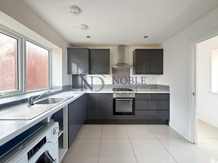 2 Bedroom Flat To Rent In Hanworth Road, Hounslow, TW3