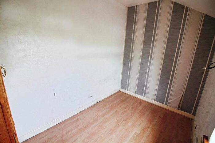 3 Bedroom End Of Terrace House For Sale In Crescent Avenue, Rothwell, Leeds, LS26