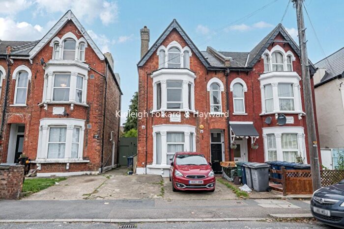 2 Bedroom Flat For Sale In Beaconsfield Road, London, N11