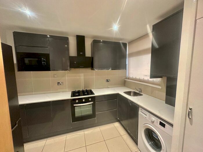 3 Bedroom Flat To Rent In Willington Road, London, SW9