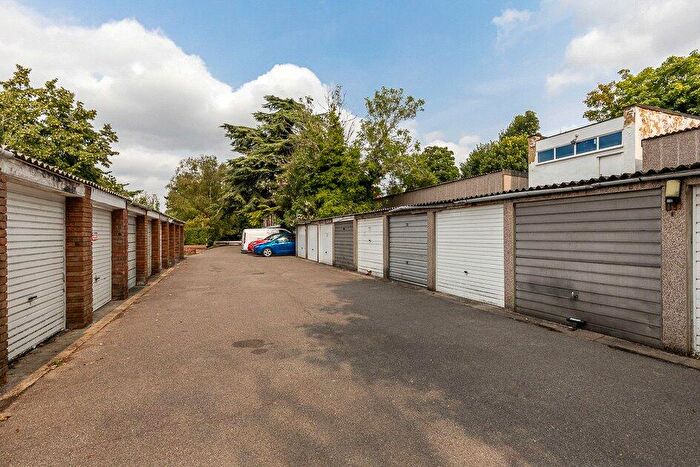 2 Bedroom Apartment For Sale In The Pines, Purley, Surrey, CR8