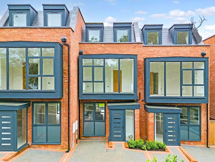 4 Bedroom Semi Detached House For Sale In Pino Way, Chingford, E4