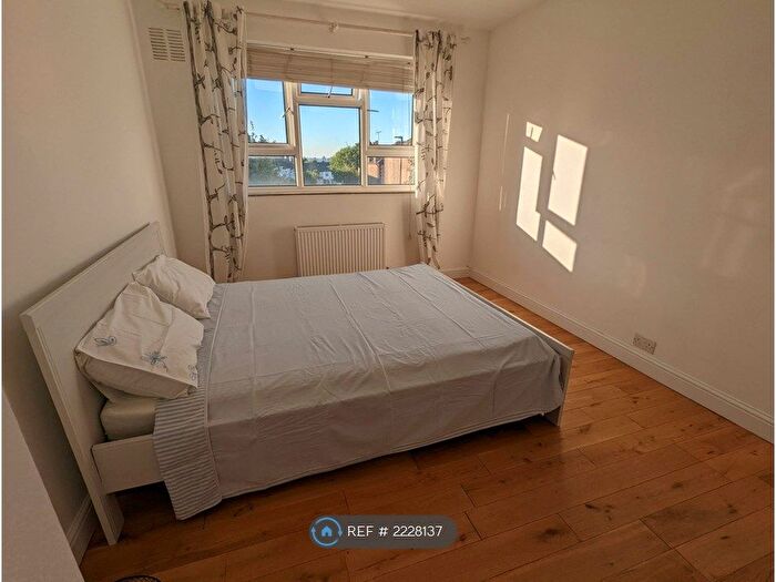 3 Bedroom Flat To Rent In Mackie House, London, SW2