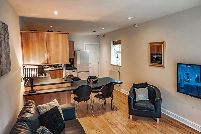 6 Bedroom Semi-Detached House To Rent In Schuster Road, Manchester, M14