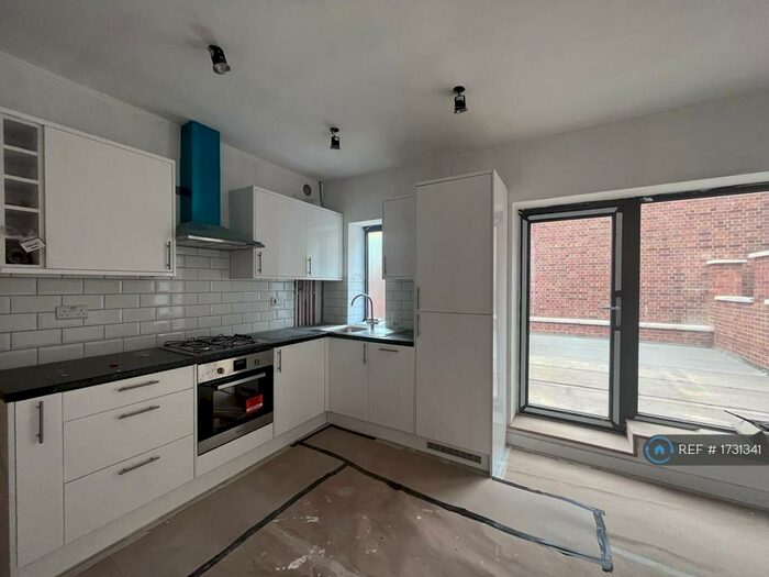 4 Bedroom Flat To Rent In Green Lanes, London, N4