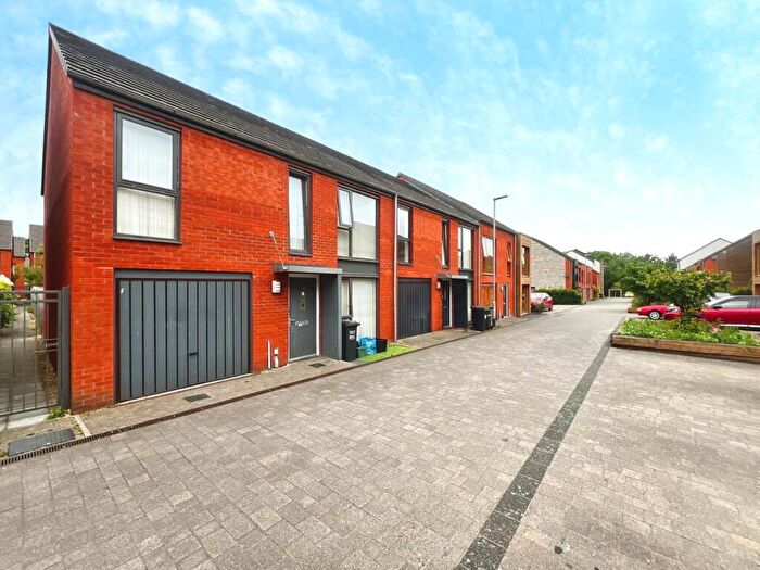 4 Bedroom End Of Terrace House For Sale In Moccasin Way, Street, BA16