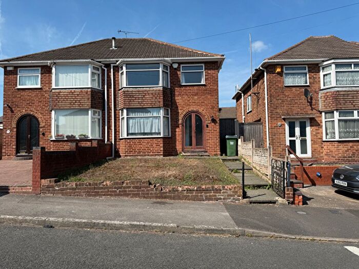 3 Bedroom Semi-Detached House To Rent In Jubilee Avenue, West Bromich, B71