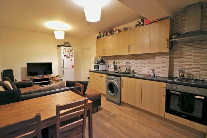 3 Bedroom Flat To Rent In Western Avenue, London, W3