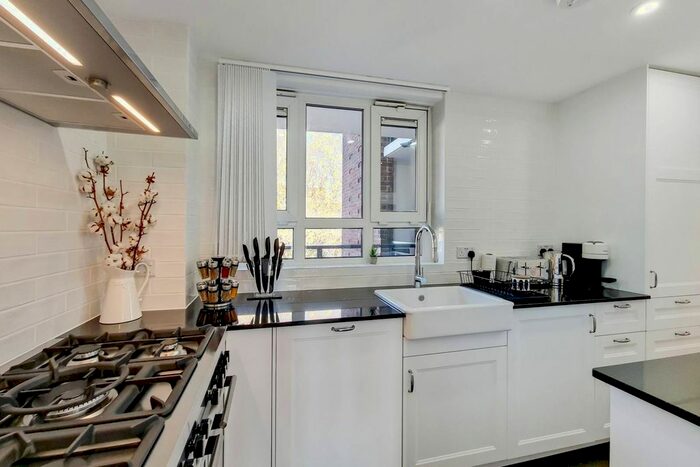 3 Bedroom Flat To Rent In Barclay Close, Fulham, London, SW6