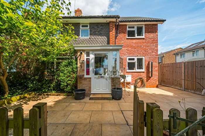 4 Bedroom Semi-Detached House For Sale In Edinburgh Close, Banbury, OX16