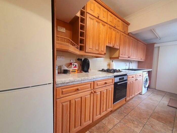 3 Bedroom Flat To Rent In Firs Lane, London, N21