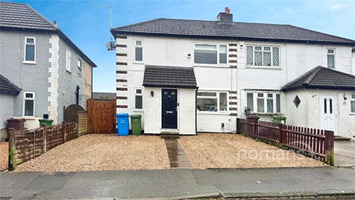 3 Bedroom Semi-Detached House For Sale In Roberts Road, Aldershot, Hampshire, GU12