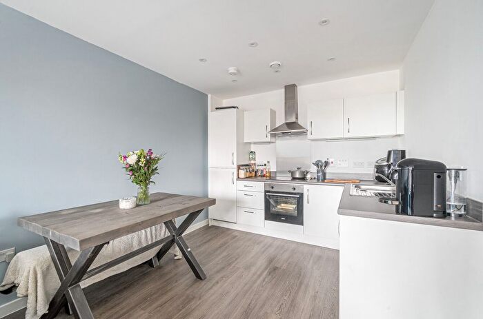 2 Bedroom Flat For Sale In Threadneedle Road, Farnham, Surrey, GU9