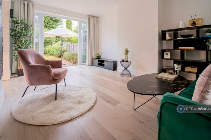 2 Bedroom Maisonette To Rent In Tolcarne And Green, Pinner, HA5