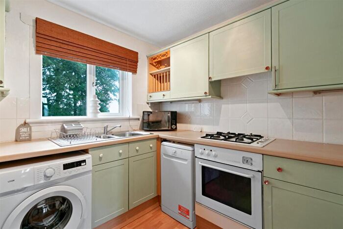 2 Bedroom Flat To Rent In Beechwood Drive, Alexandria, G83
