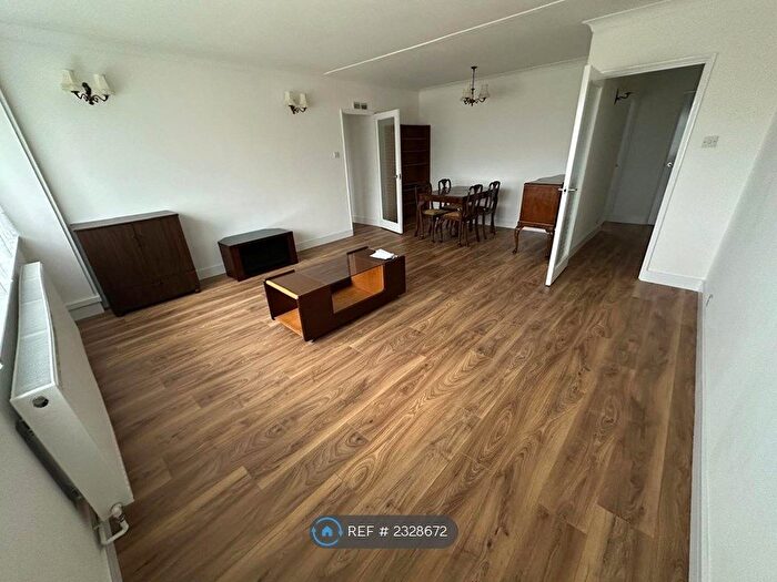 2 Bedroom Flat To Rent In Christchurch Park, Sutton, SM2