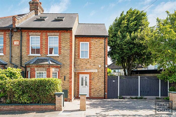 2 Bedroom Flat For Sale In Brodie Road, Enfield, EN2
