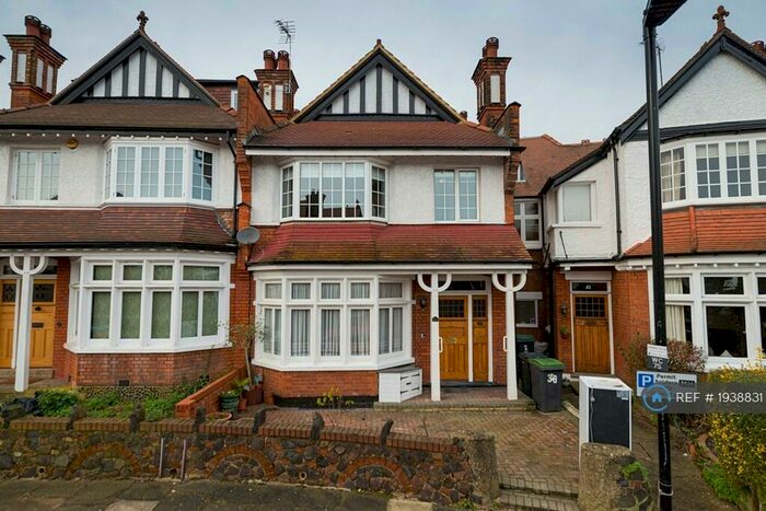 3 Bedroom Flat To Rent In Woodberry Crescent, London, N10