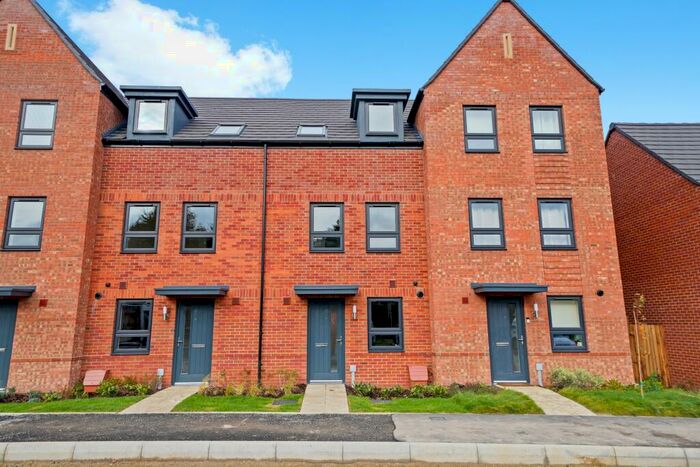 3 Bedroom Terraced House To Rent In Agrimony Croft, LU5